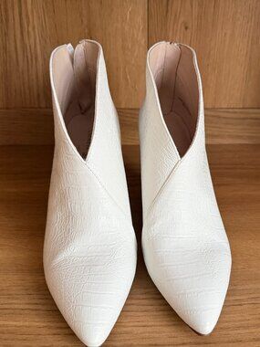 Chinese Laundry White Snake Skin Texture Bootie Womens 7.5